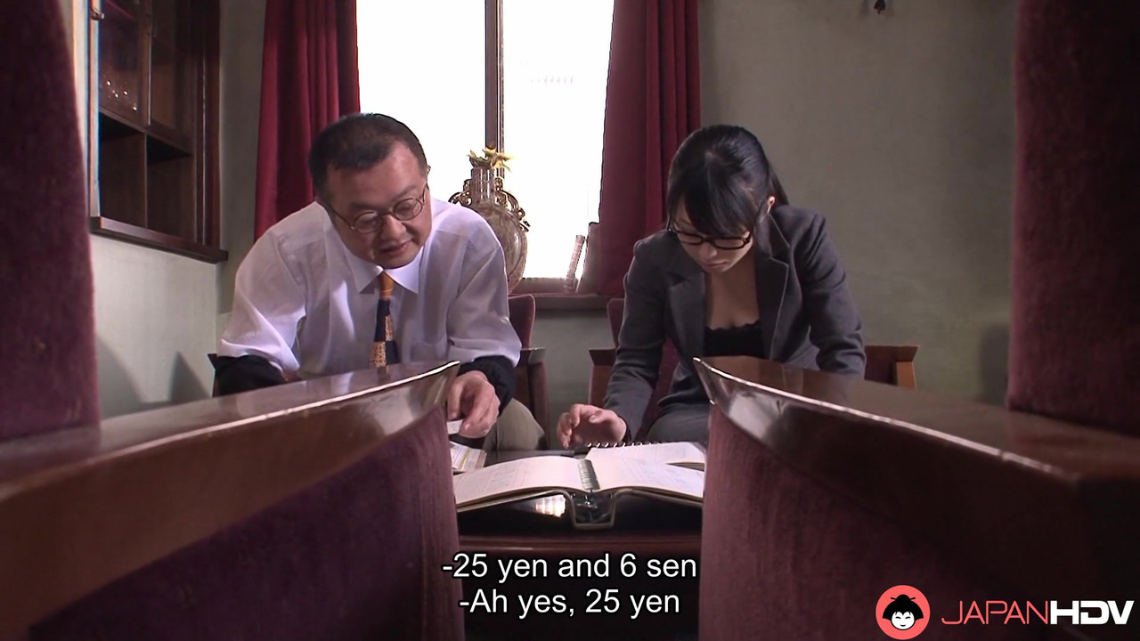 日本办公室女士nana kunimi在办公室里吮吸鸡巴，无码。