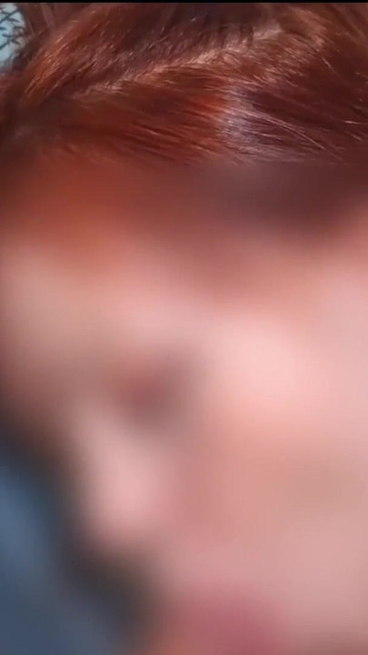 Chwytając tyłek rudej | Klip 1