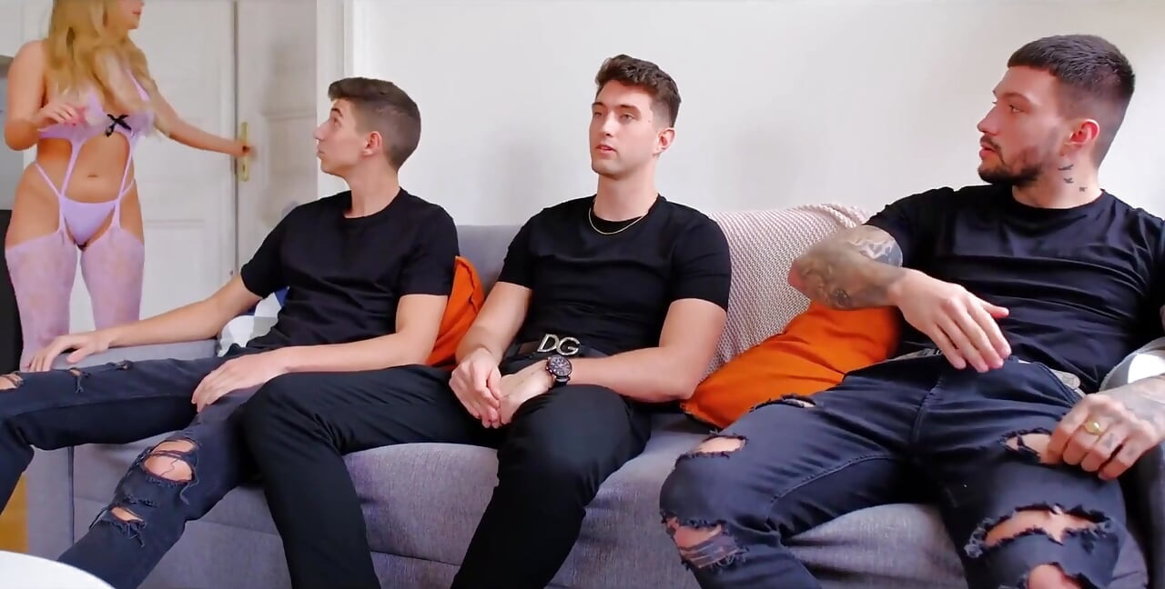 Wilde gangbang! Tru Kait durft twee pikken in haar poesje te nemen!