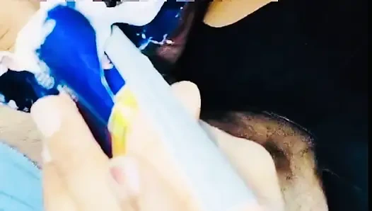 Teenie-mädchen lutscht schwanz mit eis