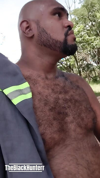 仕事から帰ってきてトイレに行き、結局道端で服を全部脱いでしまいました