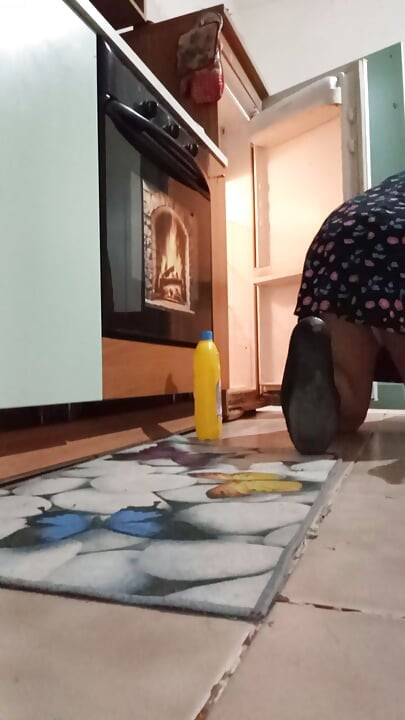 Travestiet maakt de koelkast schoon en eet zijn sperma