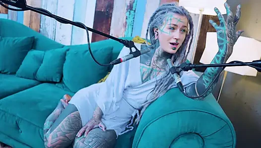 Aku bicara tentang L - LOVE - ASMR podcast SFW berbicara tentang gadis gothic bertato rambut gimbal
