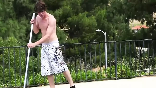 Hot Mom got her Eye on the Poolboy