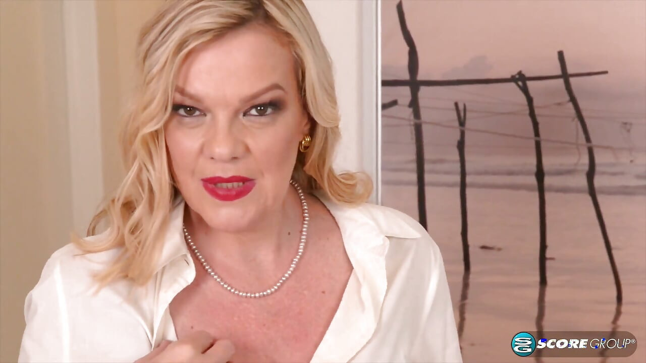 Lena's Tits and Pussy Show