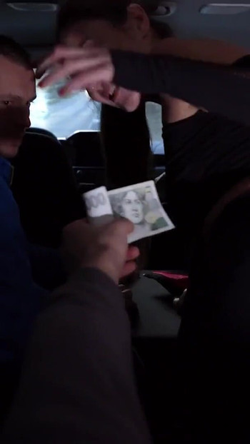 HUNT4K. Cô ấy xé toạc quần legging của mình và bú cu của người lạ trước mặt bạn trai của mình cho những người mới | Clip 2