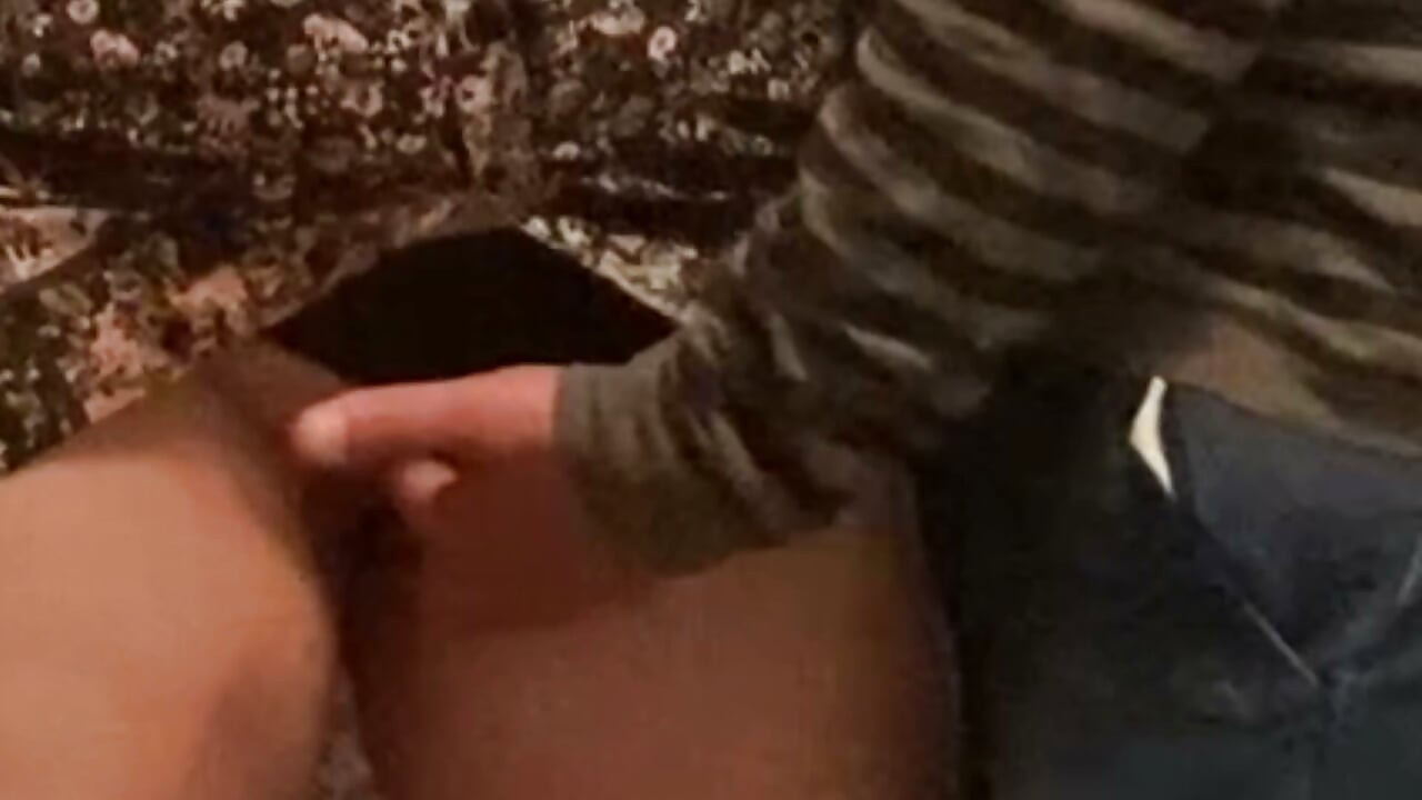 Exhibition de chatte - un inconnu doigte une salope dans le métro