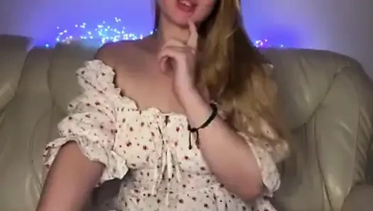 Jucielussie трахает пальцами тугую киску в сексуальном платье