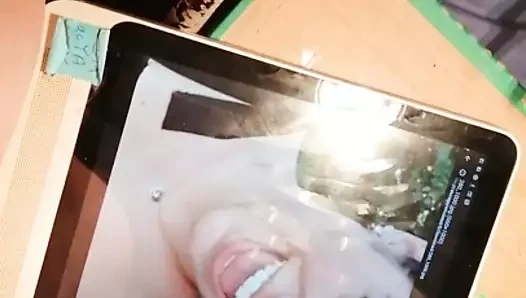 Katie'nin üstüne boşal