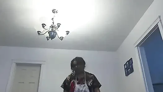 Dees Deep Clean. Kirli ev hanımı Dee pantolonsuz veya külotsuz evinizin etrafını temizliyor ve alıyor.