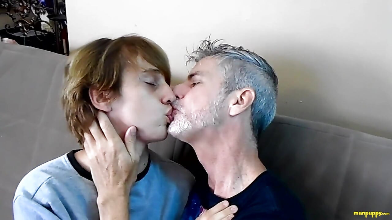 Hot Gay Kissing with Elis