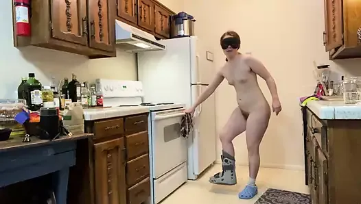 足の怪我をした手コキが裸の感謝祭のディナーを作る！キッチンエピソード48で裸