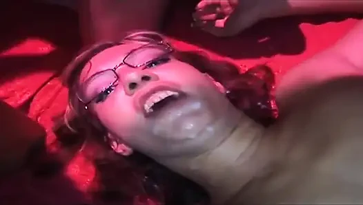 Tante seksi ini di-gangbang habis-habisan sampai banjir sperma