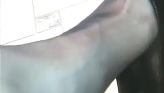 Nyllady Schuhspiel und baumeln in einem möbelhaus