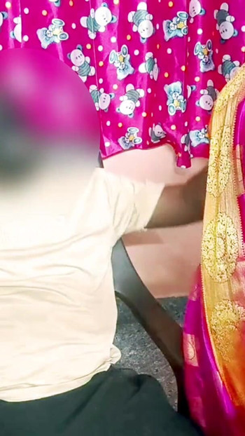 Grihini patrachar ko khush karti hai aur use apne sautele bete ki deri se skool phis ke lie chodne deti hai.- karahte hue tamil spasht diyo | klip 1