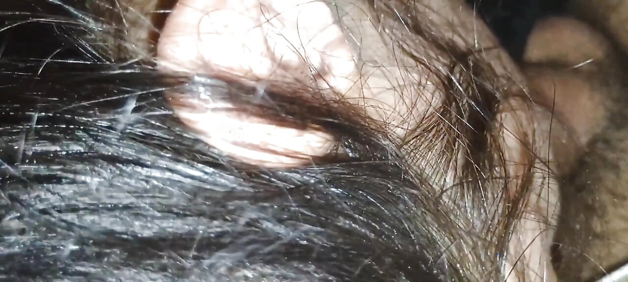 계부가 하루 종일 나에게 구강성교를 해주고 섹스해. 그는 나를 자기 성기에 넣고 배를 내 안에 넣어 주었어