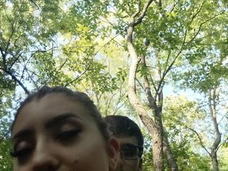 Neukt vriendin in het bos