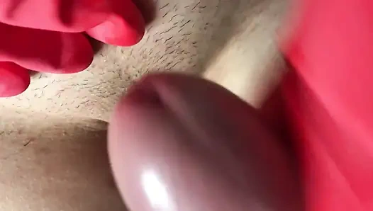 Рука помощи с красными резиновыми перчатками. От первого лица