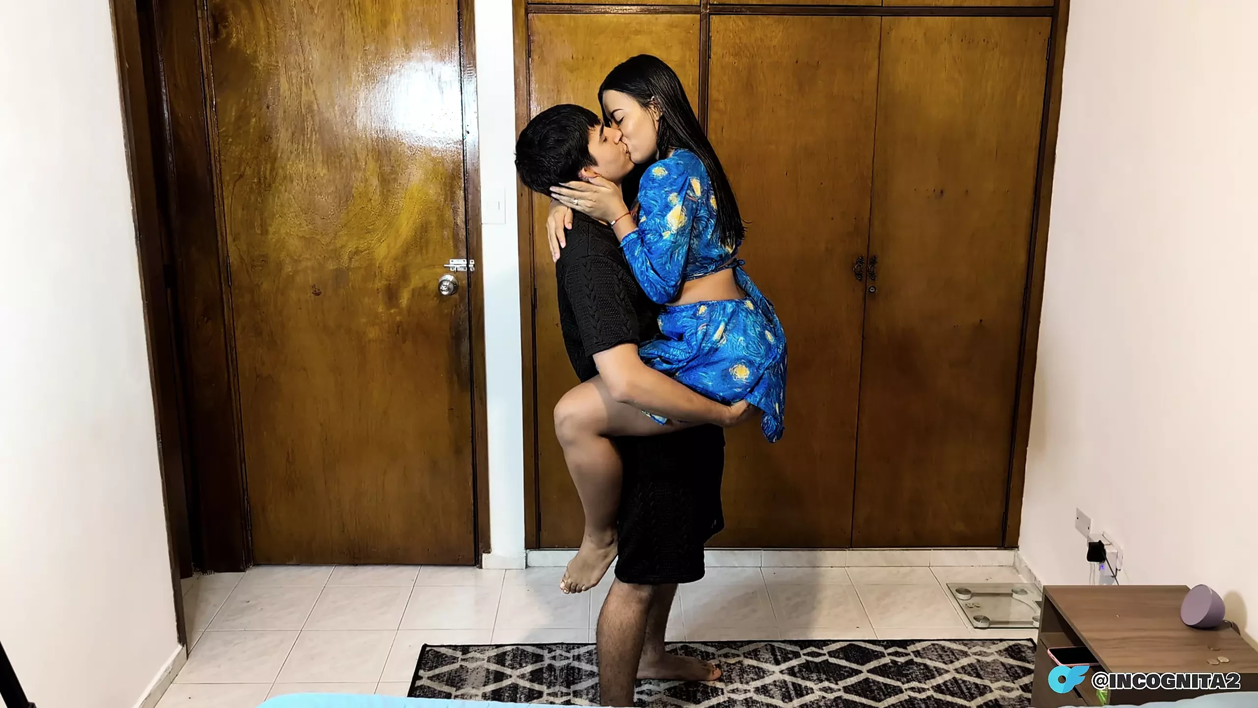 Des latinos excités entrent dans la maison pour baiser