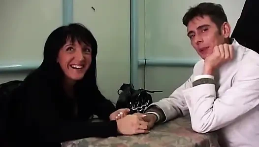 Tante sange menggoda cowok gagah ini untuk dientot habis-habisan di kamar mandi