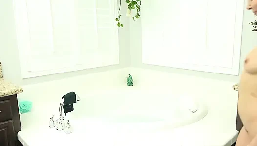 Zierliches hottie Aaliyah Love masturbiert im schaumbad