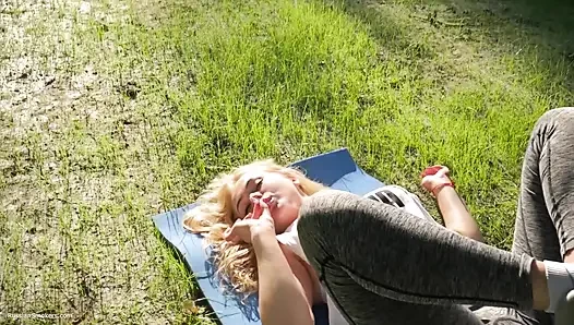 Sexy russisches mädchen, das zigarette raucht, entspannt im freien