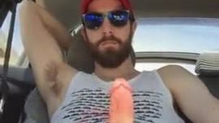 Paja desnuda en coche con un amigo