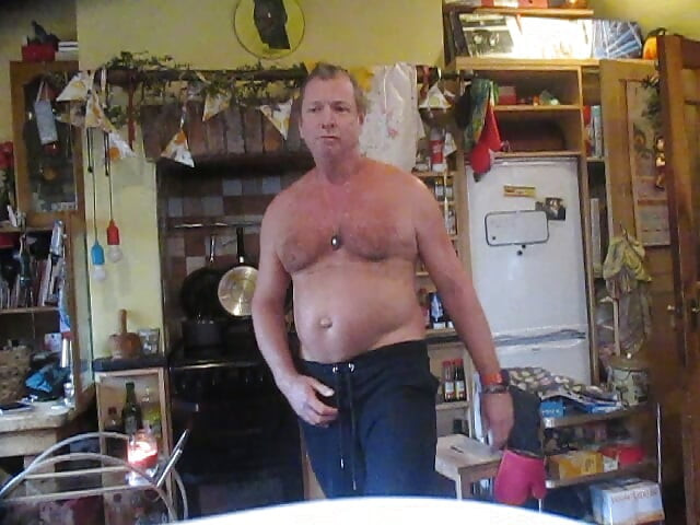 Чи роздягається Полскі догола і дрочить його пульсуючий член у прямому ефірі на камеру, коли глядач дрочить