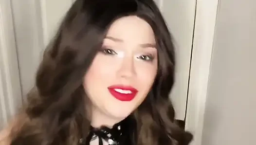 Tante seksi ini selingkuh dari temannya dengan peran geng motor