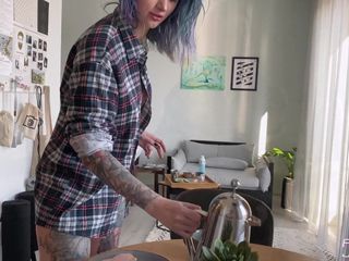 Jovem dona de casa adora sexo matinal - porra no meu café