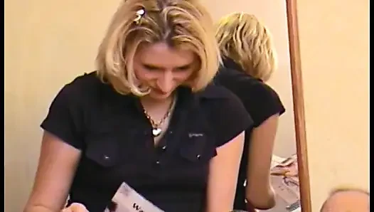 Dude gets incredible head from bitch in hotel room