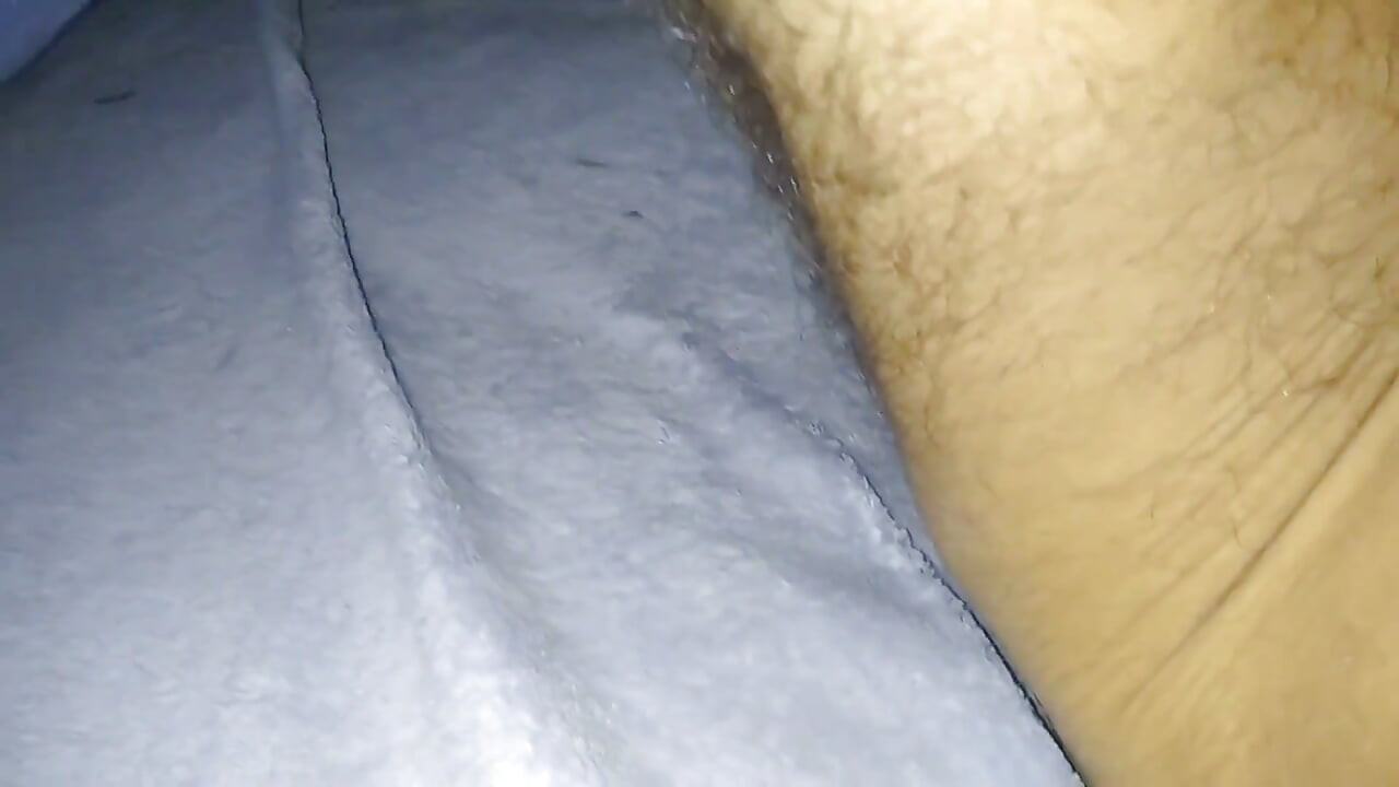 毛茸茸的荡妇醒来是如此热辣, 他把他的大鸡巴倒在床单下