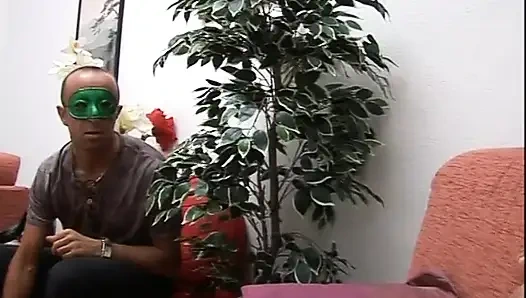 Süße italienische brünette in maske wird hart gefickt