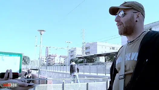 İspanyol orta yaşlı seksi kadın Tamara Dix ile kamyonette yumrukla sikişiyor ve sodomsi