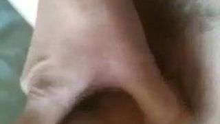 Cuckold-Hotwife masturbiert mit dickem, fleischigem Dildo