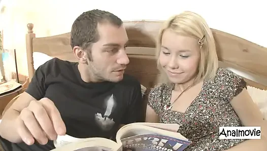 Silvia beel retro porno yıldızı parmak götten sikiliyor, sonra birden fazla pozisyonda büyük yarak anal. Eskilerden sevimli Rus.