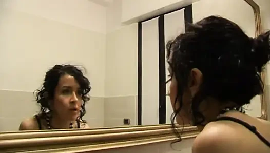 Dirtybrunette in dessous betrügt ihren ehemann mit einem jüngeren jungen