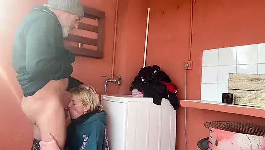 Versehentlicher Sex im Waschraum mit meinem kleinen Nachbarn