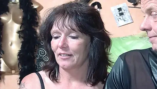 Pelacur Jerman dewasa berbagi kontol besar di threesome panas