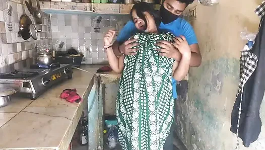 Desi bhabhi besar belahan dada menggoda di dapur gadis desa India panas terekspos