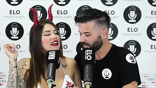 Блондинка Sara выплюет мне рот😈