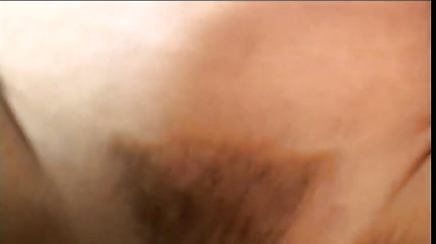 Sletterige blondine wikkelt haar lippen om een harde pik en zuigt er voorzichtig aan
