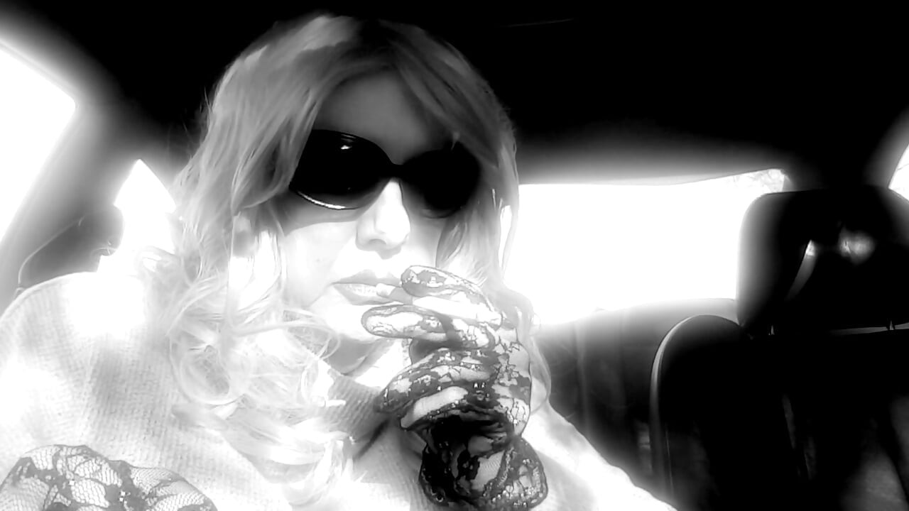 MRS. ROMAN RAUCHT MARLBORO 100ER IN IHREM AUTO