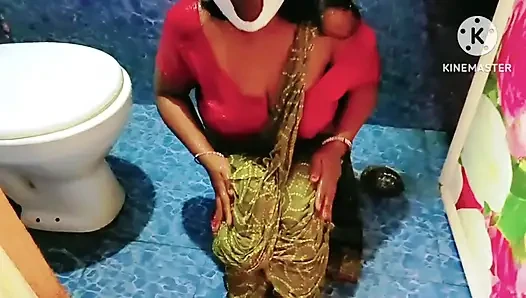Desi geiles mädchen badet verführerisch mit Sari und roter Bluse - muss man sehen volles video