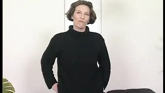 Die behaarte schlampe füllt beim casting ihre muschi mit einer banane