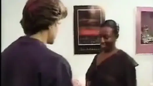 Cowok sange kulit putih ngentot cewek semok kulit hitam di ranjang