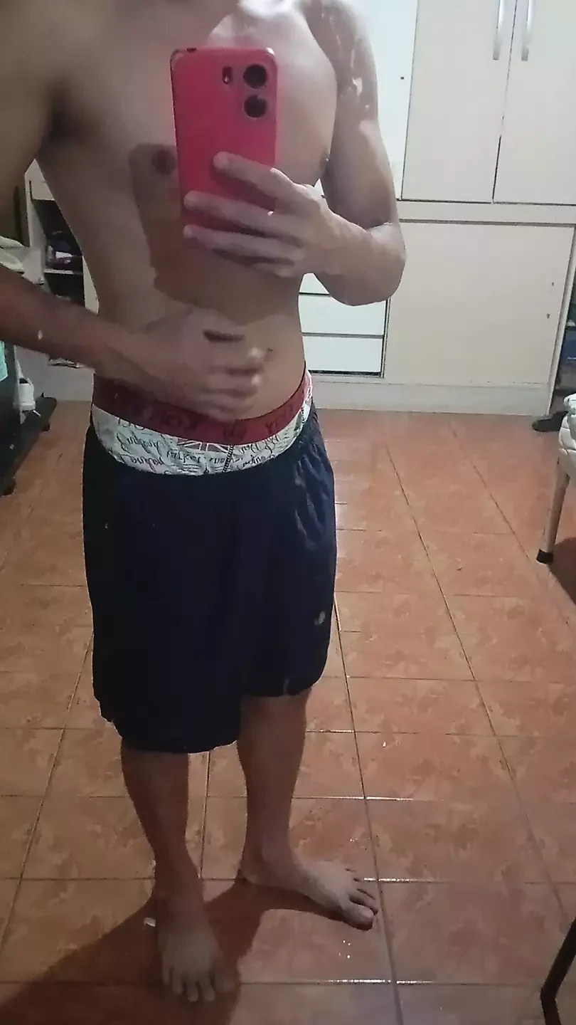 镜子里穿着短裤的男孩