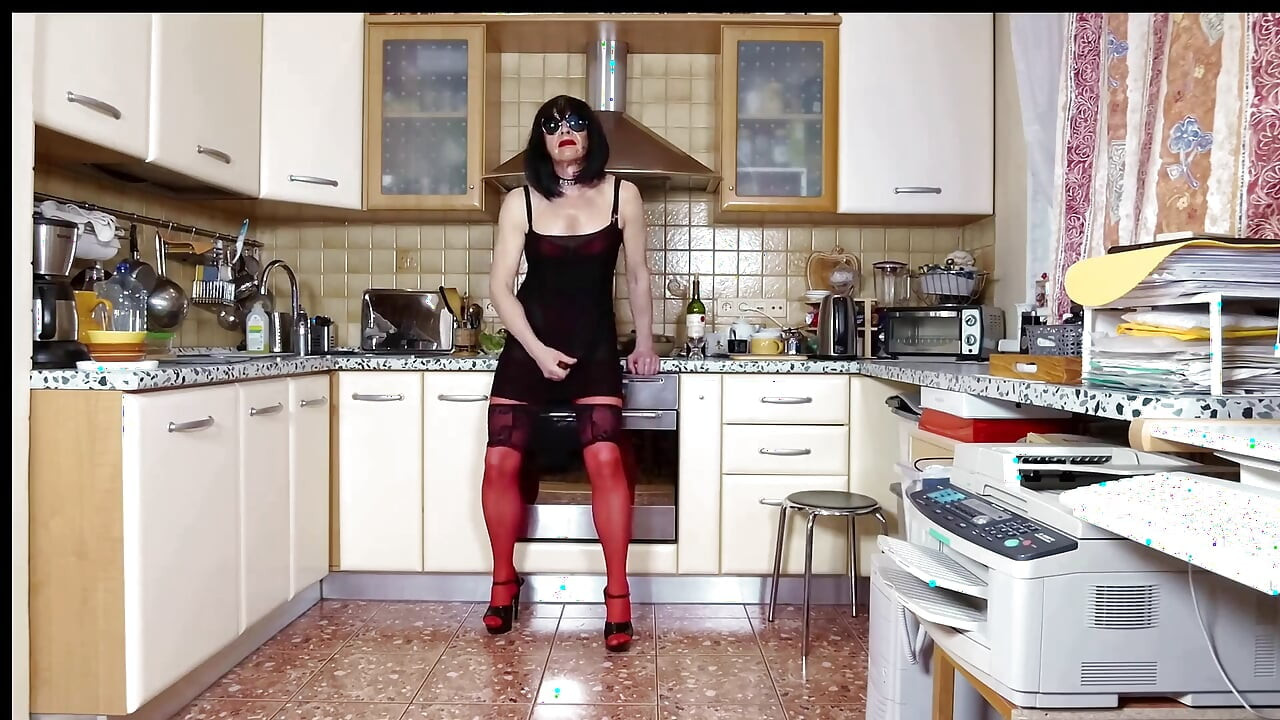 Najlonska sissy kurva Michelle kuha kasnu večeru i nastupa za pretplatnike web kanala