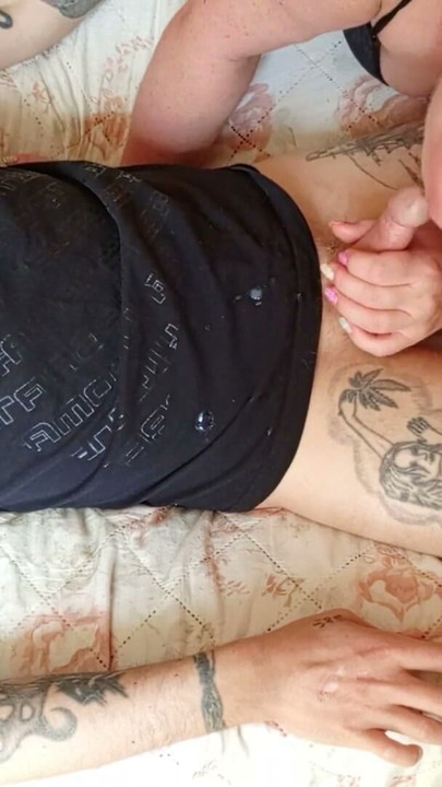 Îmi place să mă joc cu pula cumnatului meu și să-l urmăresc cum ejaculează | Clip 2