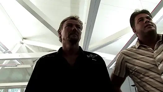Vollbusige französische schlampe bekam hardcore-doppelfick zu dritt